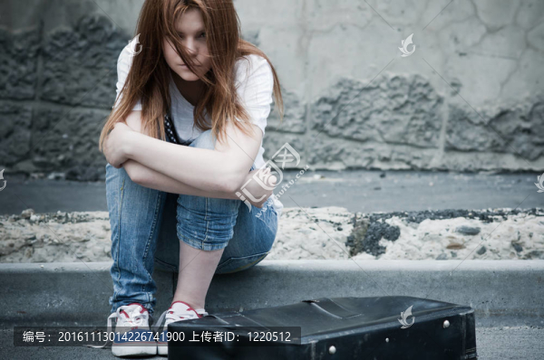 美麗的年輕悲傷的女孩坐在瀝青。照片中的冷色調(diào)
