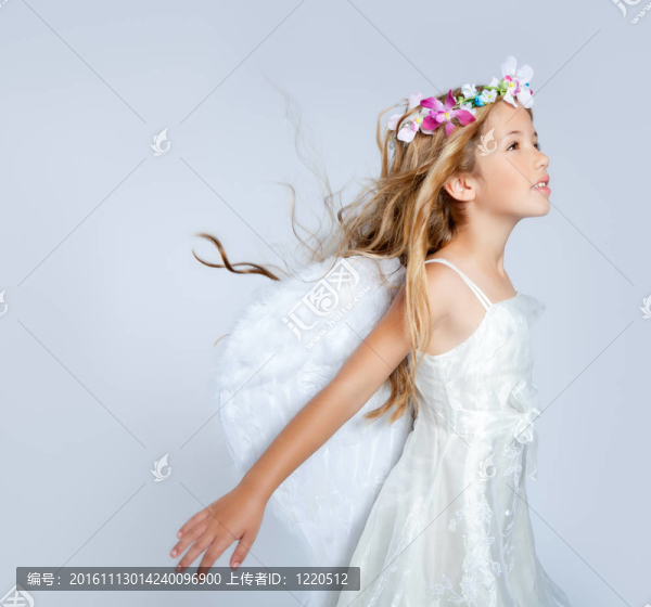 天使兒童女孩風(fēng)在頭發(fā)時尚花冠