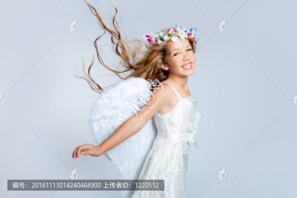 天使兒童女孩風(fēng)在頭發(fā)時尚花冠