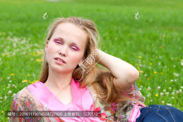 一個(gè)美麗的年輕女人的肖像
