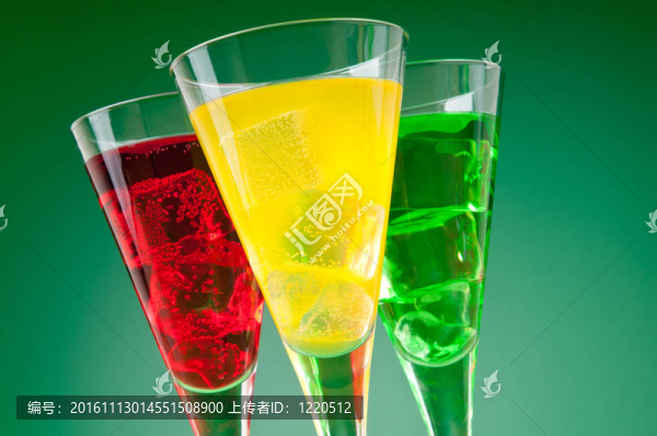 帶冰的杯子里的彩色雞尾酒