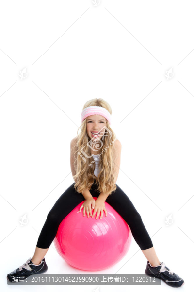 兒童健身房瑜伽的女孩與普拉提粉紅色的球