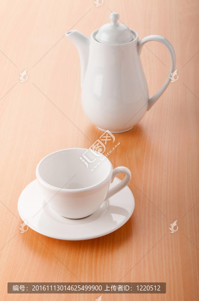 木桌上的茶