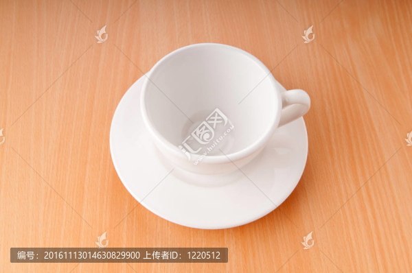 木桌上的茶