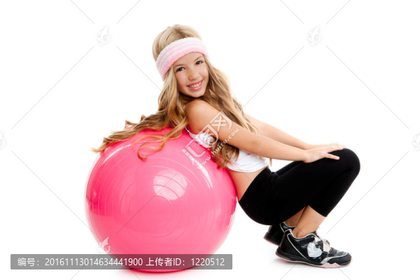 兒童健身房瑜伽的女孩與普拉提粉紅色的球