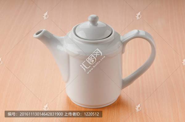 木桌上的茶