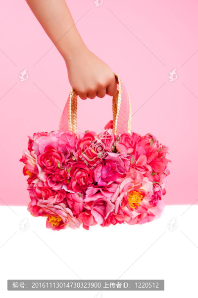 粉紅色的花袋在女人手上粉紅色的背景