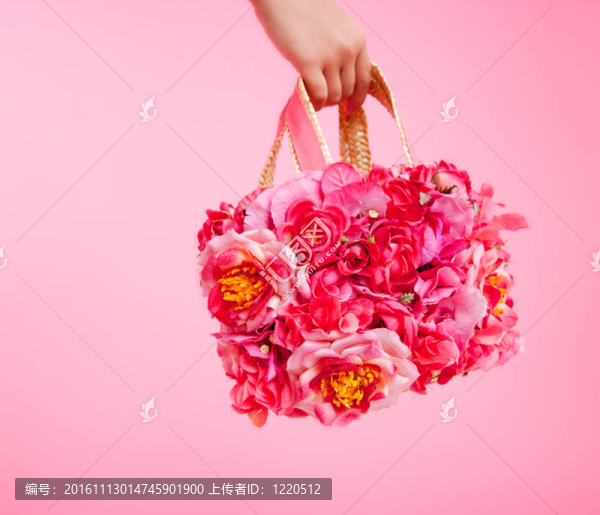 粉紅色的花袋在女人手上粉紅色的背景