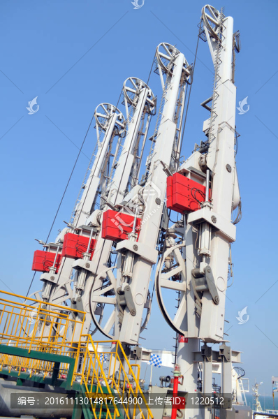 油輪甲板上的管道