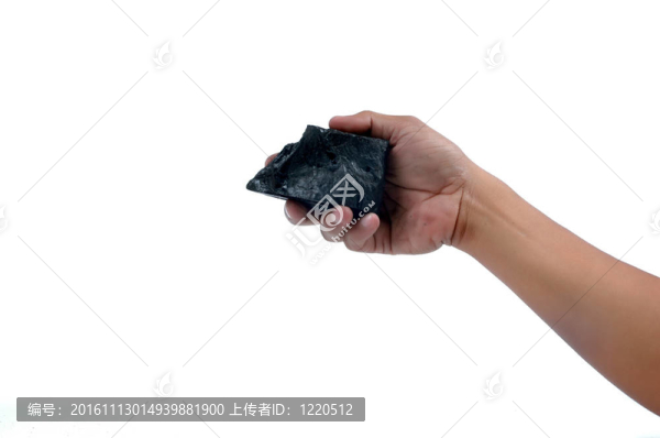 男子手里拿著一塊小煤