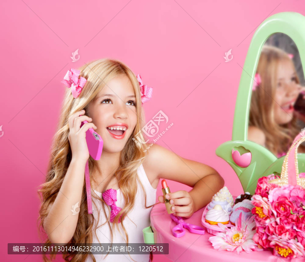 兒童時(shí)尚金發(fā)女孩談手機(jī)