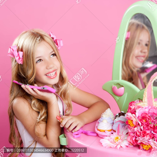 兒童時尚金發(fā)女孩談手機(jī)