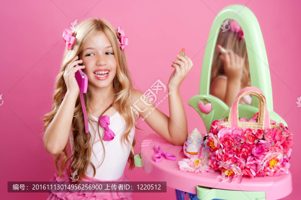 兒童時(shí)尚金發(fā)女孩談手機(jī)