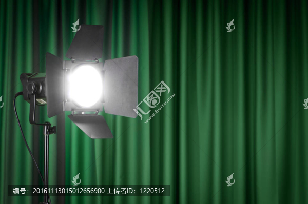 窗簾和投影機燈為你的文字與空間