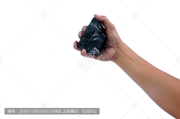 男子手里拿著一塊小煤