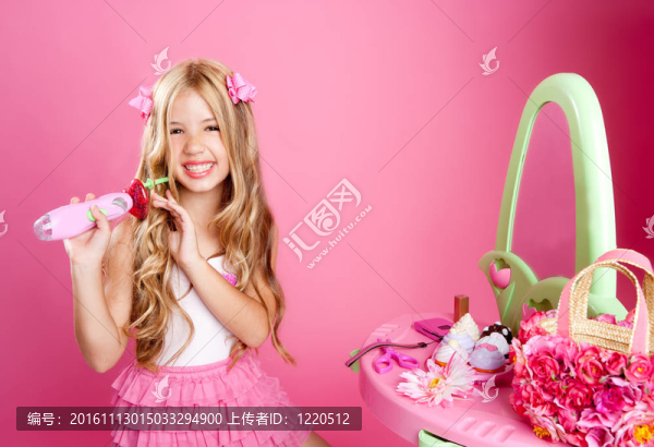 理發(fā)師的金發(fā)時尚娃娃的女孩用卷發(fā)器