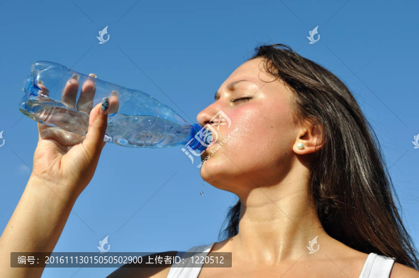 年輕女子喝冷水