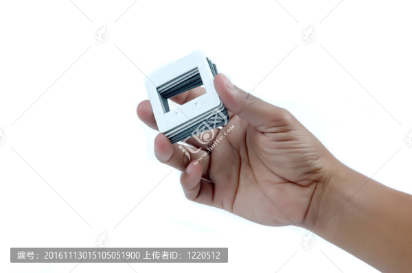 男子手持一堆相框幻燈片