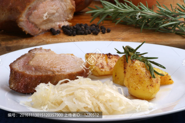 烤豬肉和烤土豆和酸菜