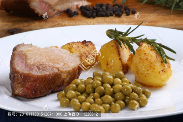 烤豬肉配烤土豆和豌豆