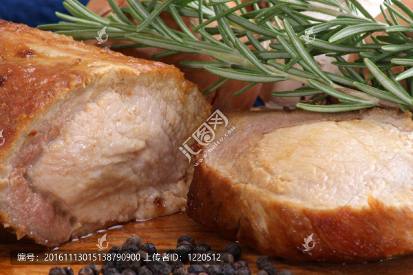 烤豬肉迷迭香在木板上