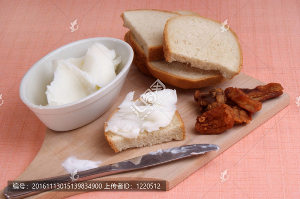 在家庭烤面包上用鹽的豬油