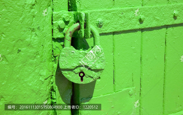 綠色金屬鎖掛，以保護入口通過門