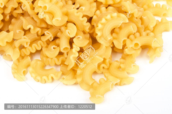 白色背景意大利意大利面食的特寫(xiě)