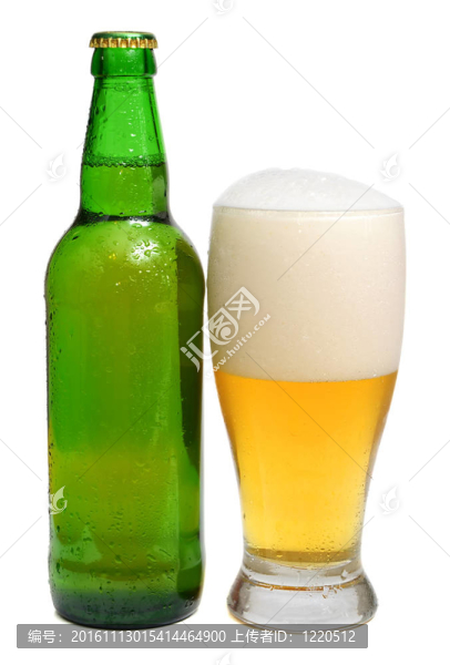 啤酒在一個瓶子和玻璃里
