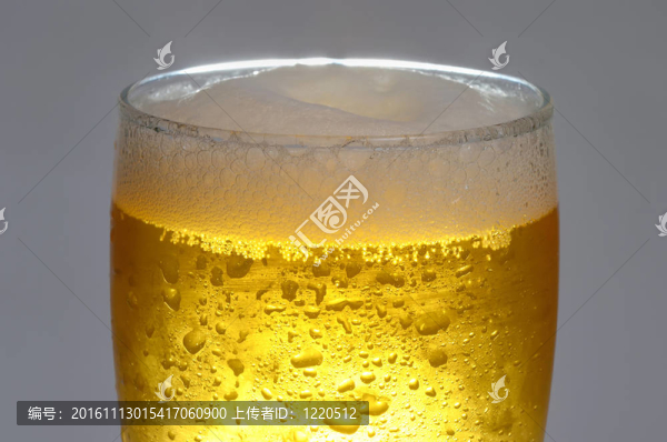 啤酒在玻璃杯里