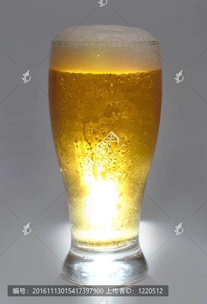啤酒在玻璃杯里
