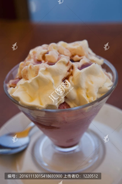 草莓冰淇淋甜點