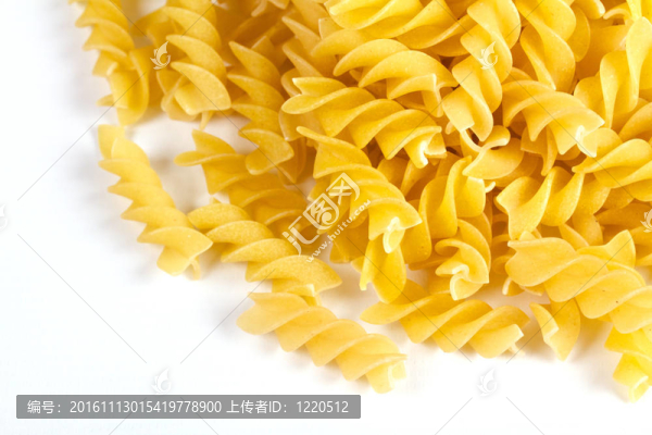 白色背景意大利意大利面食的特寫(xiě)