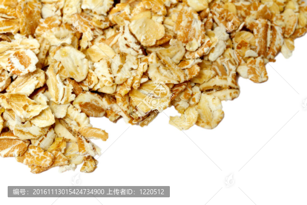 白色背景下干燕麥的堆積