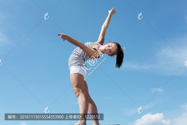 一個(gè)年輕女子做運(yùn)動(dòng)的畫(huà)像