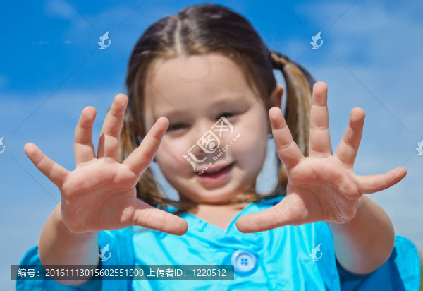 年輕的女孩握著她的手