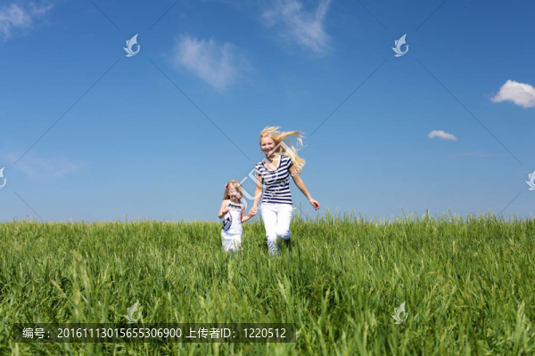 母親帶著女兒在戶外