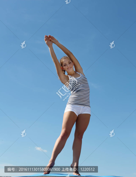 一個年輕女子做運動的畫像