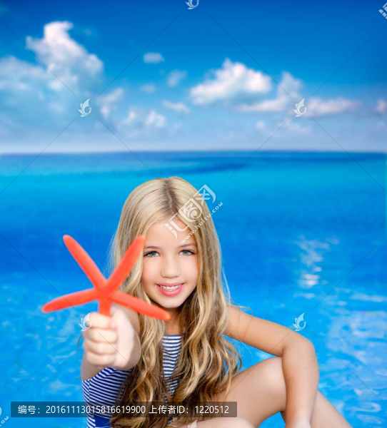 兒童金發(fā)女孩在夏季熱帶海灘與海星