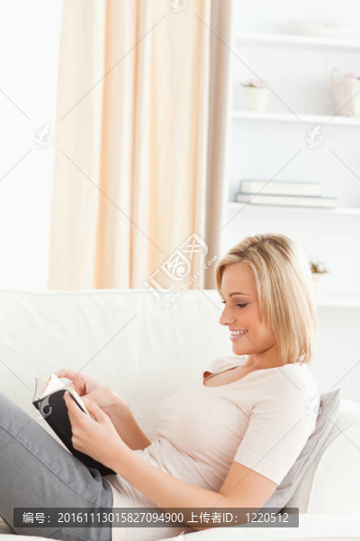 讀一本書的女人