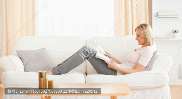 讀一本雜志的女人