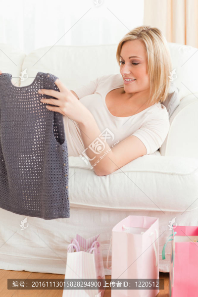 一個(gè)女人看著她買的衣服