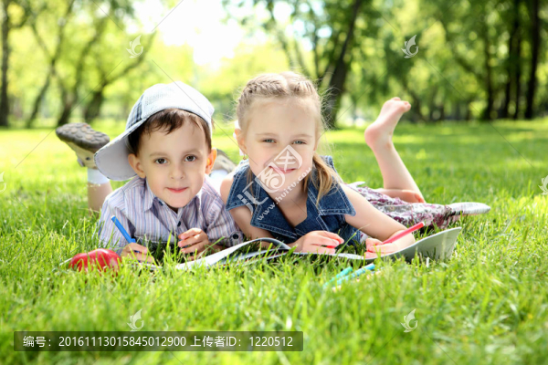 公園里的孩子們?cè)谧x一本書