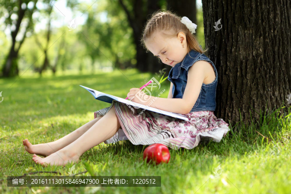 在公園里的一個小女孩的畫像