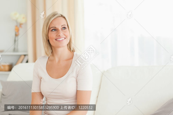 坐在沙發(fā)上的女人
