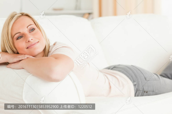 接近一個女人躺在她的沙發(fā)上