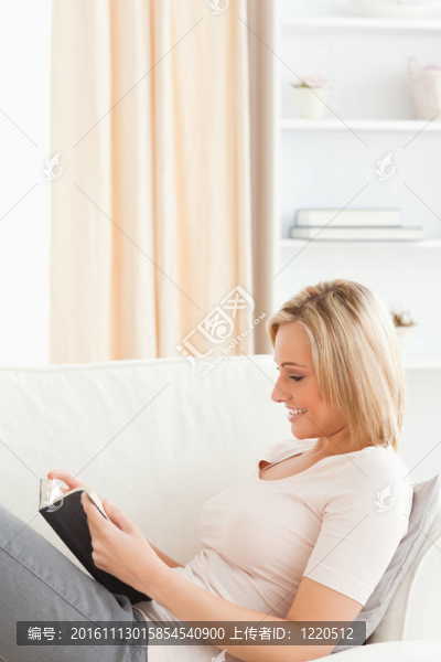 一個女人在讀一本書的肖像