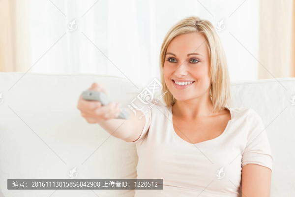 一個(gè)女人在看電視