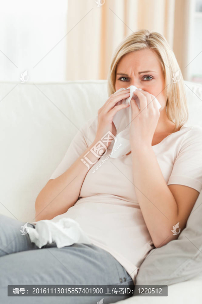 一個(gè)生病的女人吹鼻子的肖像