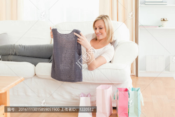 女人看著她買的衣服